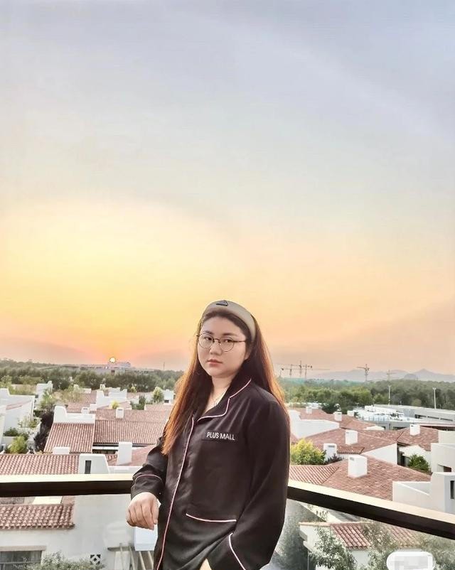 杨天真|杨天真切胃后晒美照，称瘦身成功，变身“微胖范冰冰”