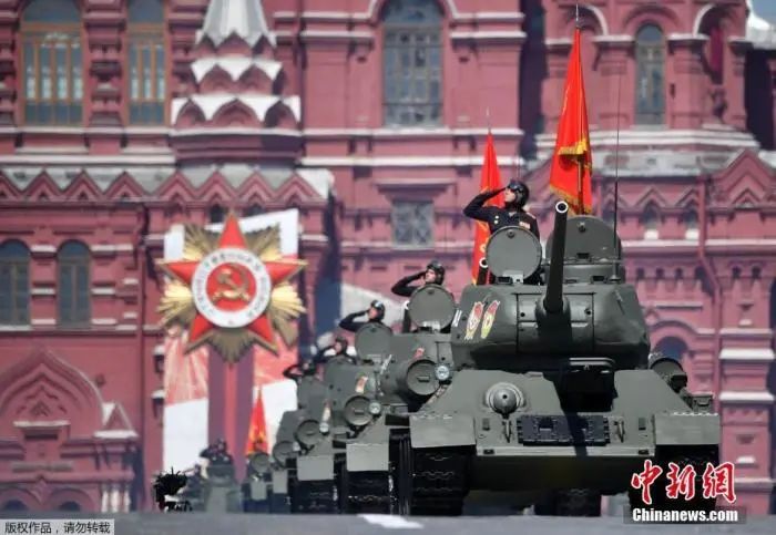 「中单」“穿越”75年沧桑！莫斯科红场阅兵的往昔与今朝