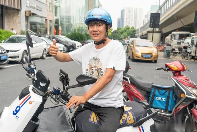 广州日报大洋网|暴雨天送餐，眼前隔了一座山！才读大三的聋哑小哥崩溃了