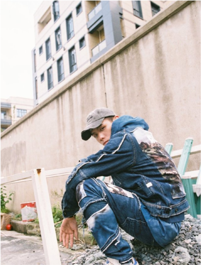 中国有嘻哈|《中国有嘻哈》28岁歌手法老疑与17岁女高中生恋爱，女方是小富婆