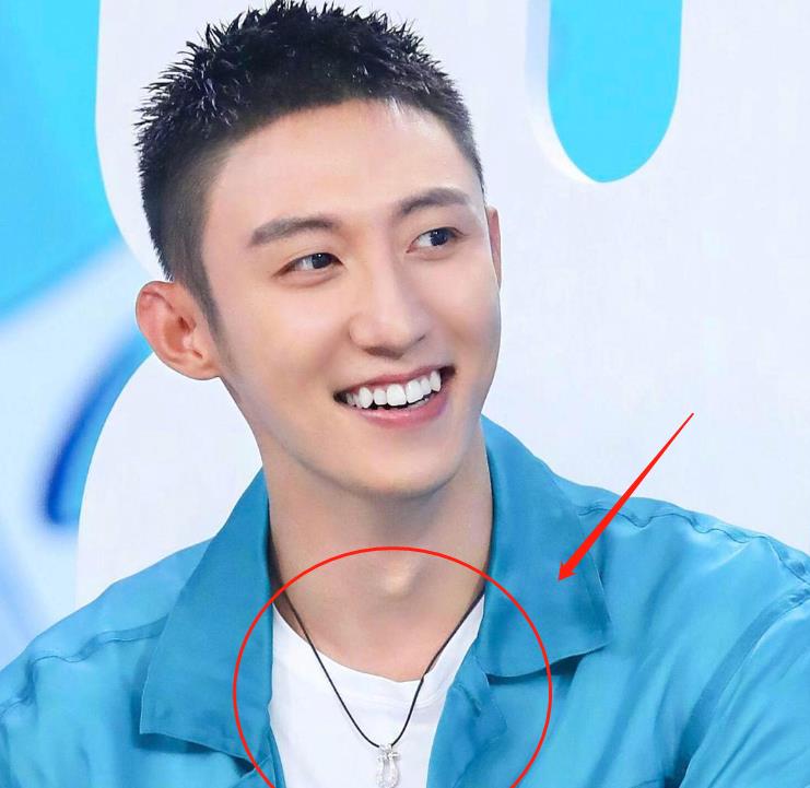 【奔跑吧兄弟】热巴黄景瑜同上《快本》，脖子上的项链成焦点，一搜才知是情侣款