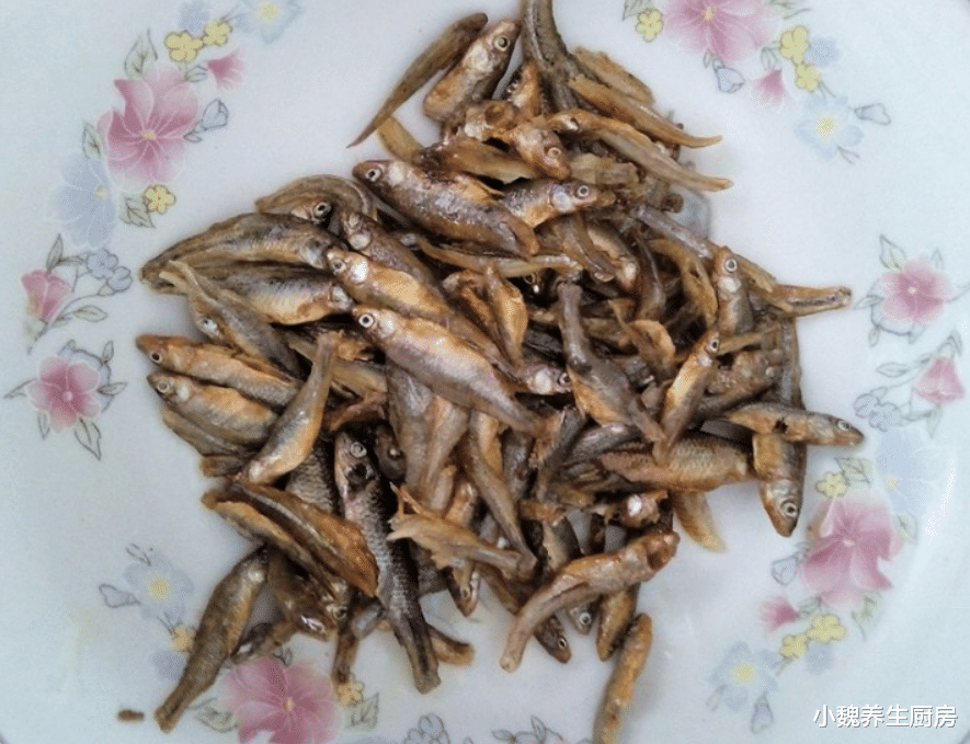 牛奶|三伏天,吃猪肉不如吃它,每天炒一盘,钙质是牛奶3倍,太过瘾了