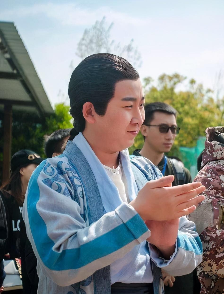 春晚|7岁出道走红，14岁登上春晚的“鬼马童星”谢昀杉，今现状如何