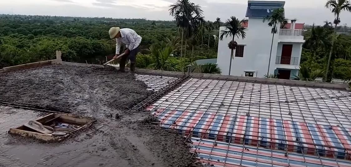 |国外自建房现浇屋顶，先铺雨布再扎钢筋，双重防水保温国内没见过