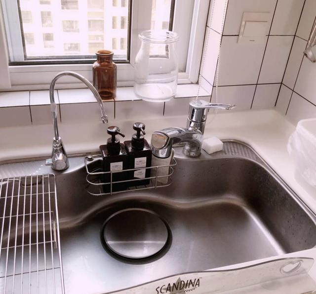 相比国内的,日本水槽上的小设计,让水槽好用好几倍