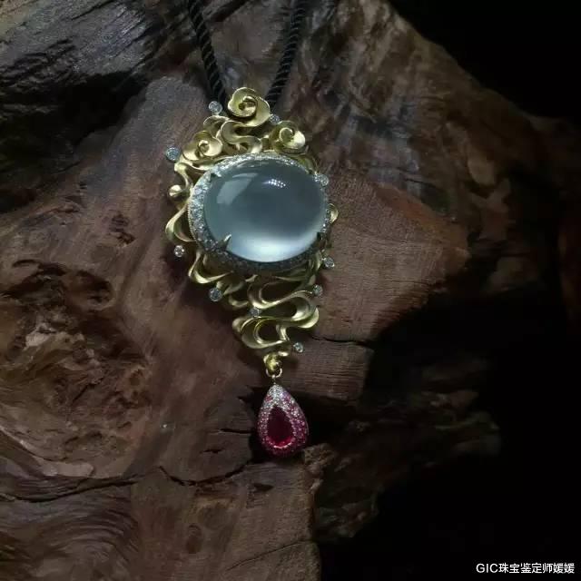 翡翠|闹市中，每个人一看到这样的金镶翡翠，都会触动内心深处的那根弦