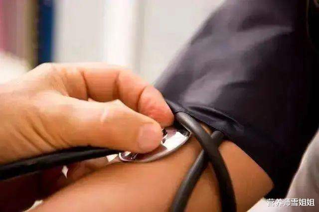 「脑出血」52岁男子，深夜脑出血，叹息：一把年纪了，不知克制，还做2件事
