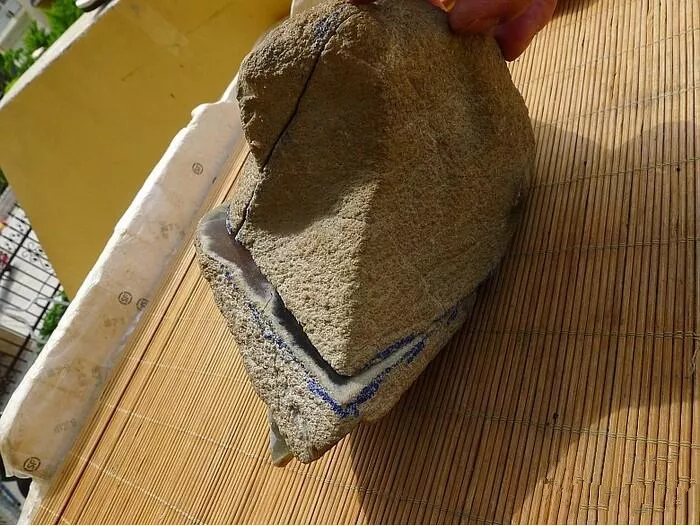 『翡翠』老缅也会看走眼,3.2万收的翡翠原石竟切出“果冻级”翡翠!