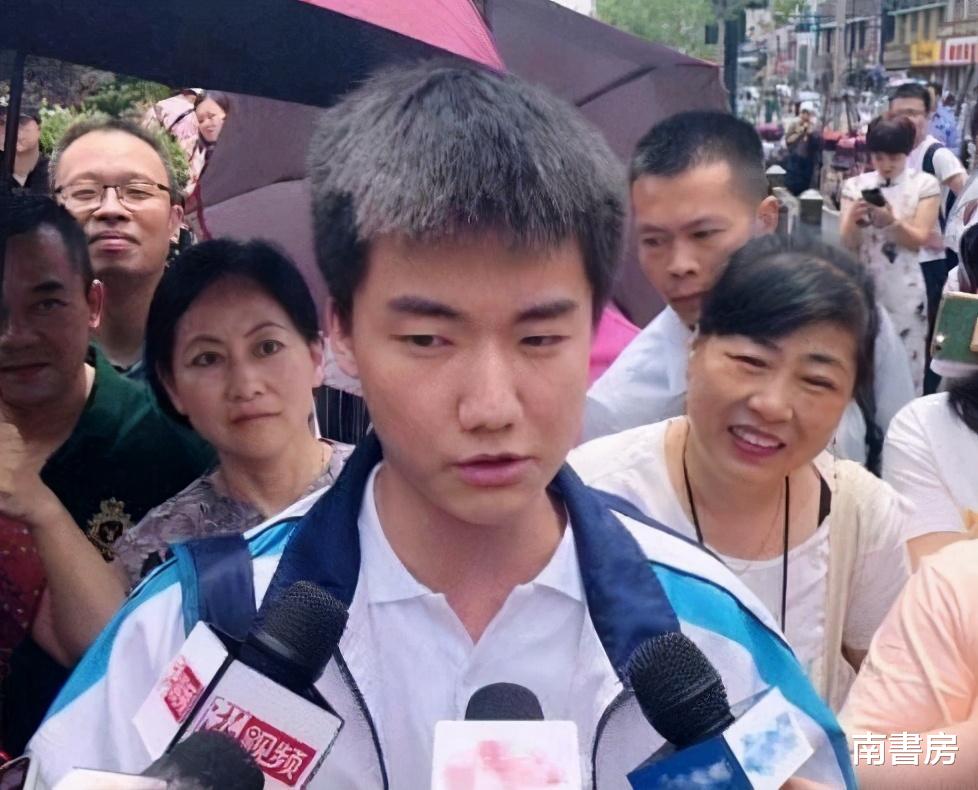 招生|“狂妄考生”林欢,高考提前交卷并笑称“太简单”,他考了几分?