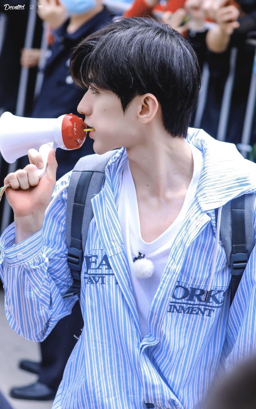 「蔡徐坤」奔跑吧蔡徐坤变身“小导游”？极限挑战热巴p图？粉丝：可爱！