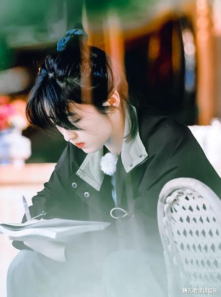 @张子枫为冲刺高考,一边录节目一边刷题,手中的练习册太熟悉了!