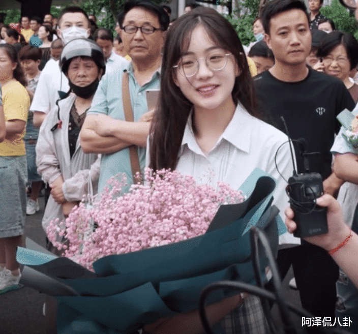 高考|考场外“最美等候”火了,手捧花的花语表明一切,网友:真实酸了!