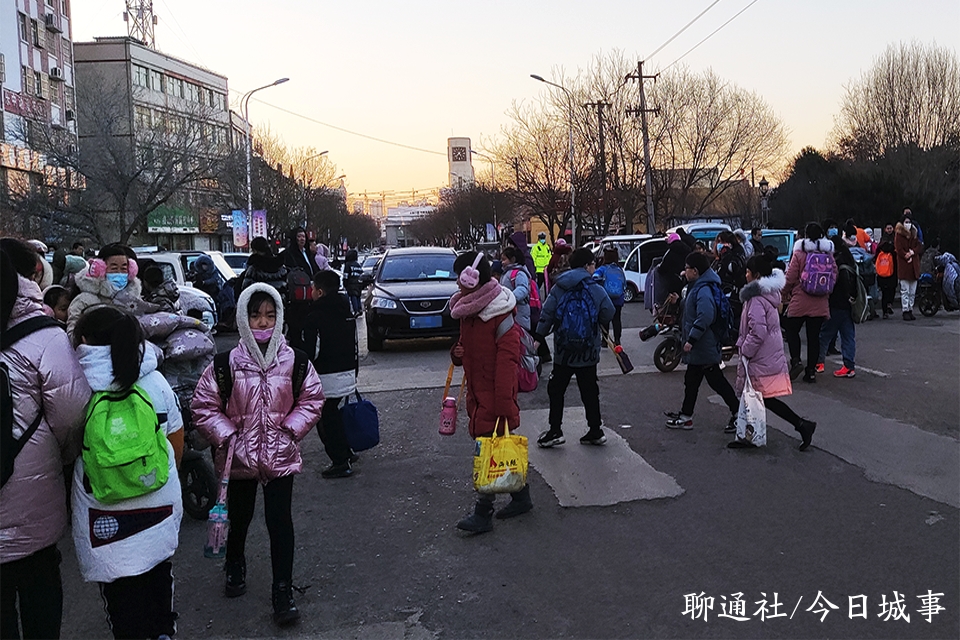 聊通社 山东聊城一女子神情恍惚狂撒现金，零下10度街头上演暖心一幕