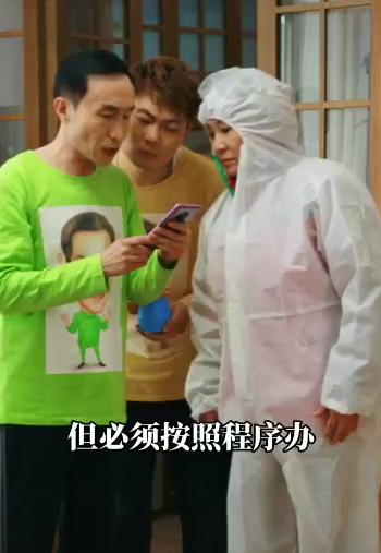 ：62岁巩汉林家中内景曝光，装修简单面积小，门挂红灯笼接地气