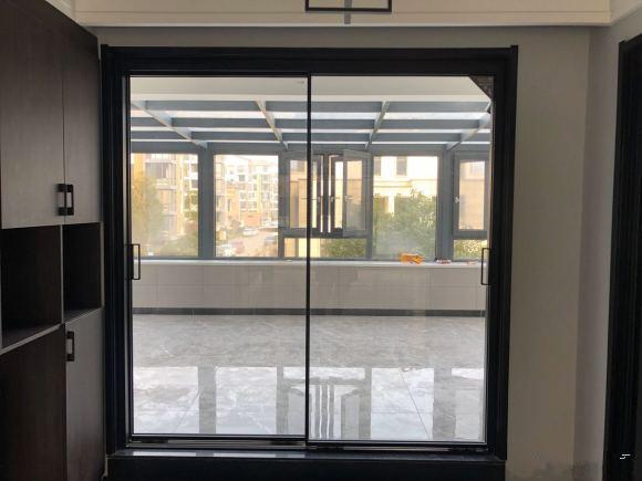 |110平装修，电视墙墙花2万，大阳光房3万多，这套房子砸了不少钱