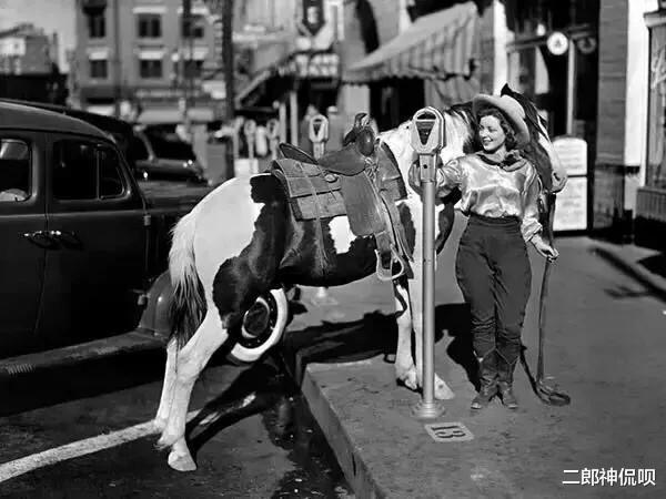 玛丽莲·梦露|历史上过目难忘瞬间：原子弹内部全是电线，图15为挣小费当人体模特的梦露