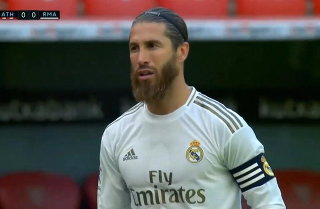 拉莫斯■压力太大了！皇马队长拉莫斯主罚点球时，他背对球门跪地不敢看