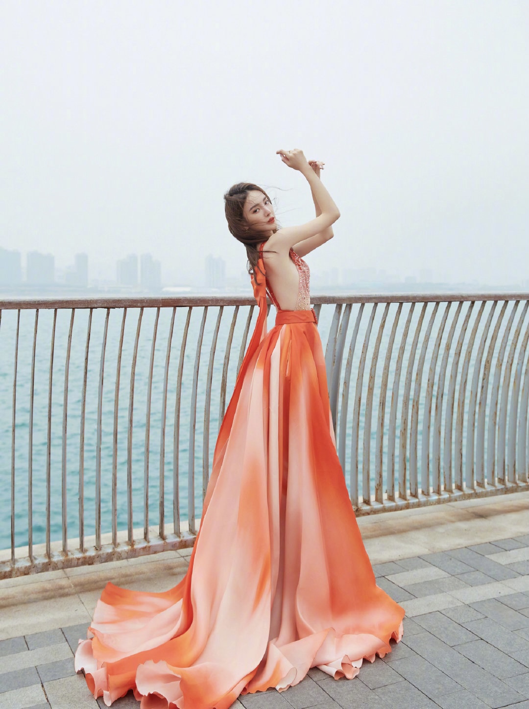 立志做平民窟的艺术家 美女金晨有多敬业？从羽绒到深V锦鲤色亮片长裙，一秒入状态