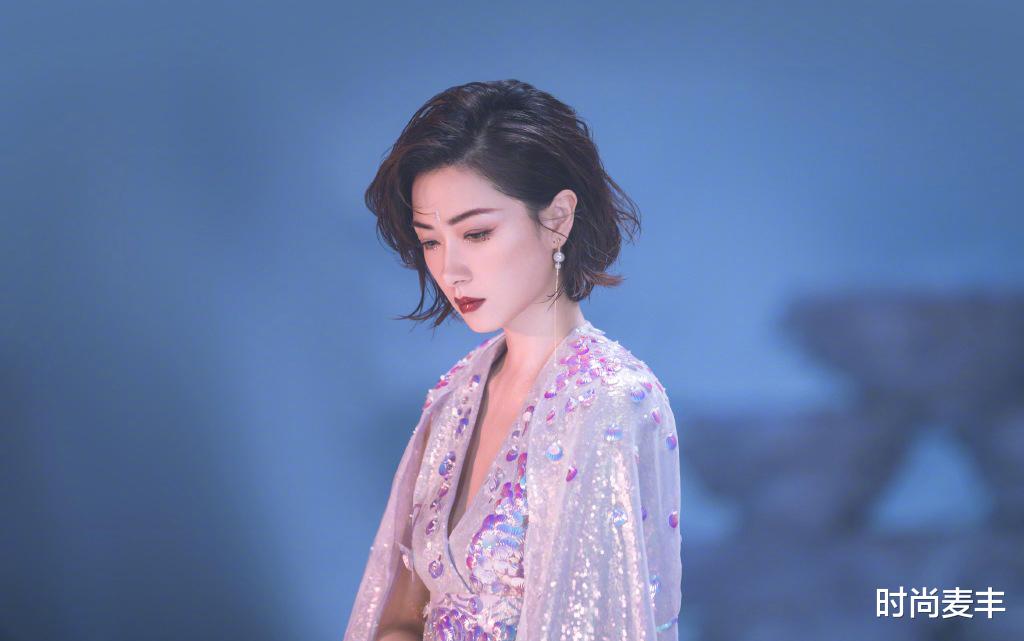 礼服|万茜气场开了挂,穿披风式亮片V领礼服,配凌乱短发尽显霸气范