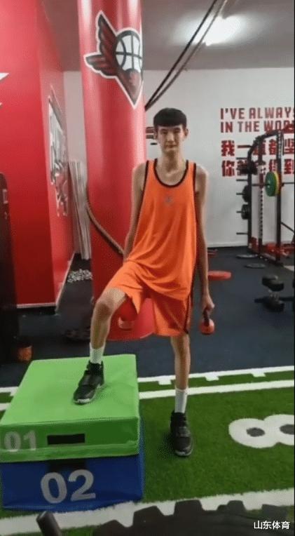 姚明▲哈尔滨小姚明横空出世，13岁身高2.06米，如今加盟CBA球队