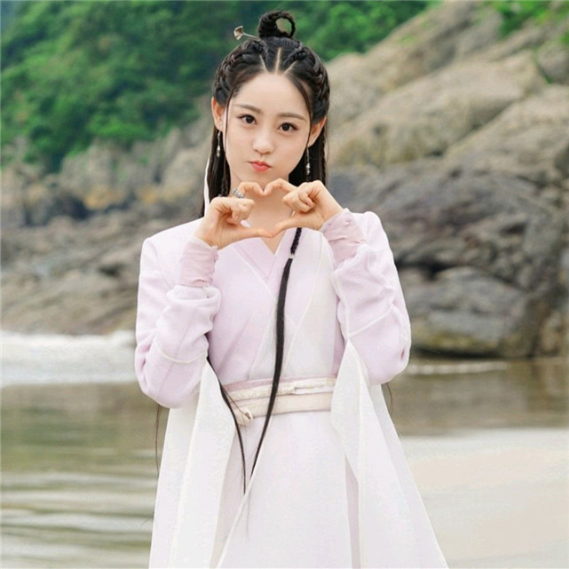杨幂|被杨幂捧红的四大女星，迪丽热巴颜值仅排第二，第一名走红后就解约！