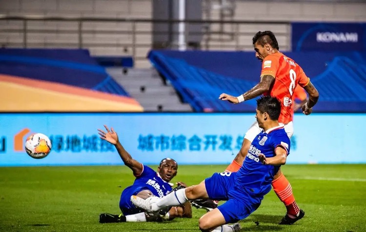 董路|老了踢不动了，申花35岁的老将禁区被晃劈叉，45分钟就被换下