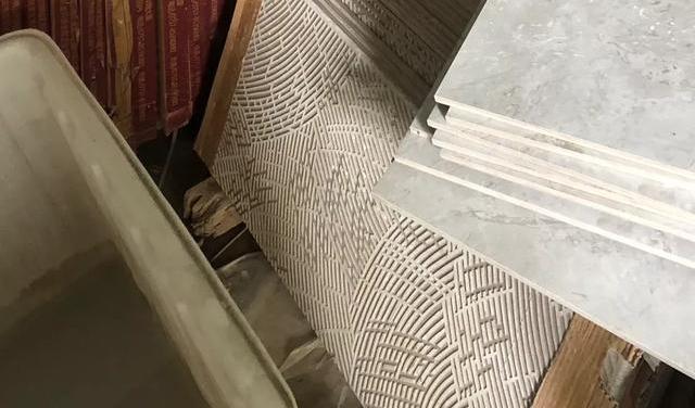 |600mm×1200mm的瓷砖怎么粘贴？用什么材料？能用水泥砂浆粘贴吗？