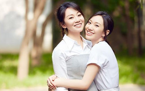 『闫妮』闫妮22岁女儿已经出道，长相惊艳美过闫妮，父亲身份却至今是谜