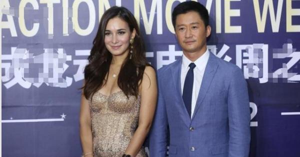 吴京|知名女星现场失误，用包遮挡“重要部位”，谁注意到吴京的眼神？