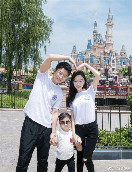 『贾云馨』李小璐带甜馨见贾乃亮，眼神却五味杂陈，网友：比董洁强