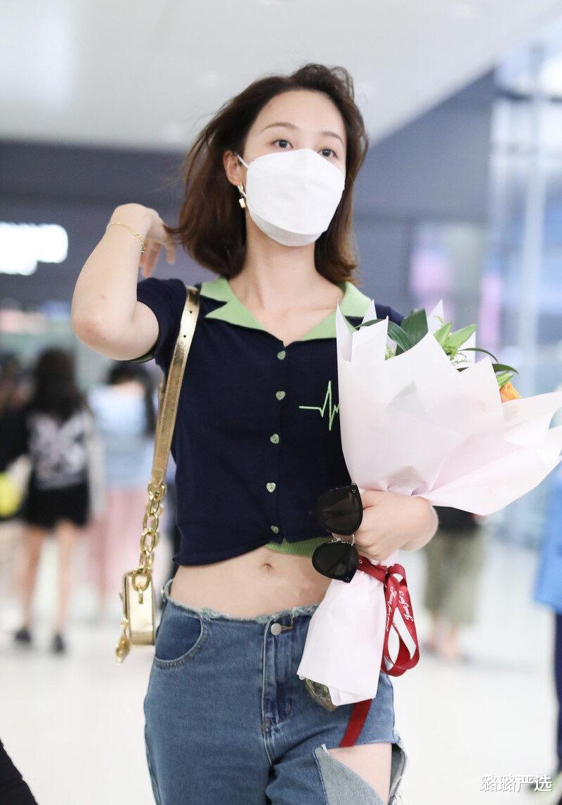 [阔腿裤]“舞美人甜”蓝盈莹露脐装配阔腿裤现身机场，标志性短发清爽迷人