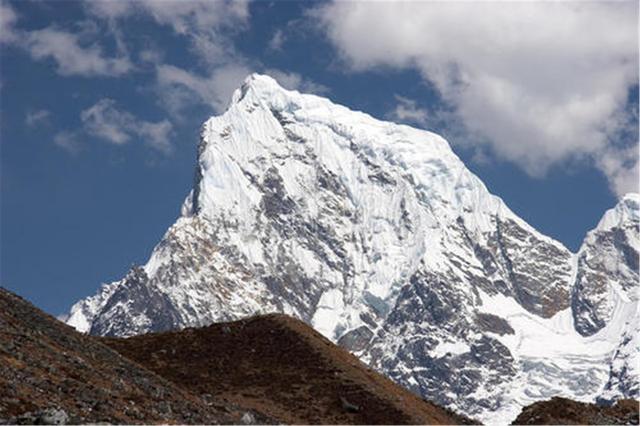 [喜马拉雅山]喜马拉雅山“出事”了？冰雪消融之后，湖里呈现的景象令人难以相信！