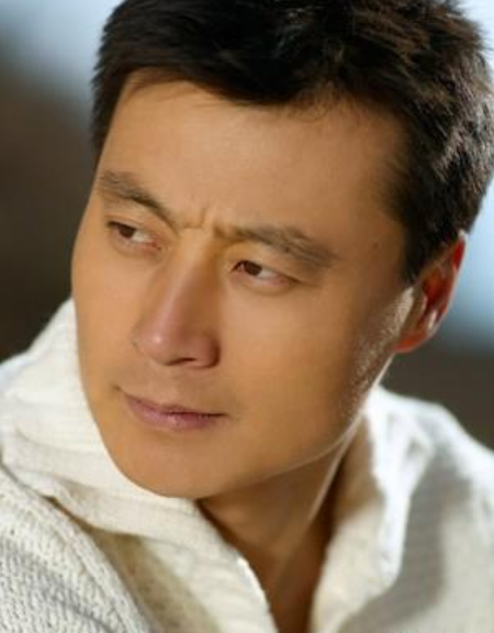 任程伟:“国剧一哥”任程伟,与妻子住地下室多年,如今苦尽甘来不忘初心