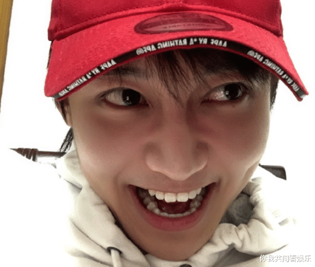 「关晓彤」关晓彤“班级合照”被曝光,谁注意到了左下角的校草?这不那谁吗