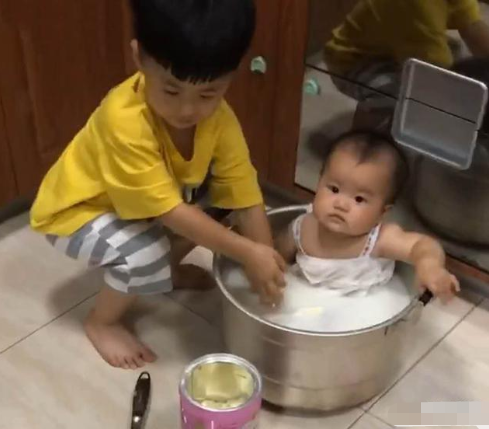 食材▲趁妈妈不注意，哥哥准备将弟弟炖汤，妈妈发现时“大料”都备好了，网友笑翻
