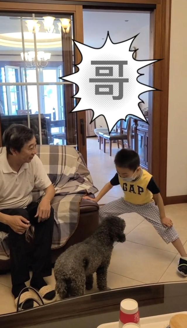 |冯巩和5岁孙子同框露面，私宅内景装修俭朴，被指还不如网红