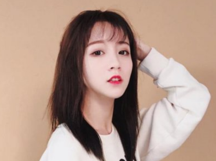 |莉哥发布最新动态，大秀锁骨却被提老梗，声称再这样称呼就关闭评论