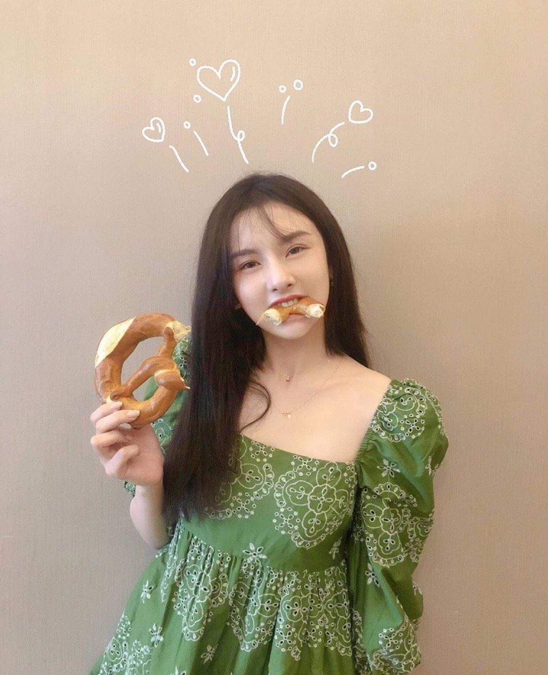 刘海：剪了刘海的宋祖儿好“初恋”！穿复古泡泡裙太显小了，阳光了许多