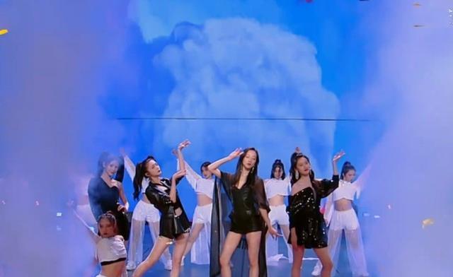 韩雪|难怪女星不愿与韩雪同框，当她穿上短裤，替旁边傅菁袁冰妍担忧