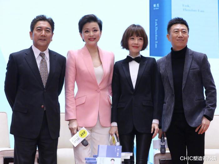 『杨澜』52岁杨澜携老公参加英国马会，扎染裙配夸张礼帽，美到了国外