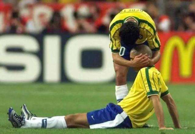 #巴西队#大罗说巴西队下滑的责任，还是在于“我与卡洛斯”，不能全怪邓加