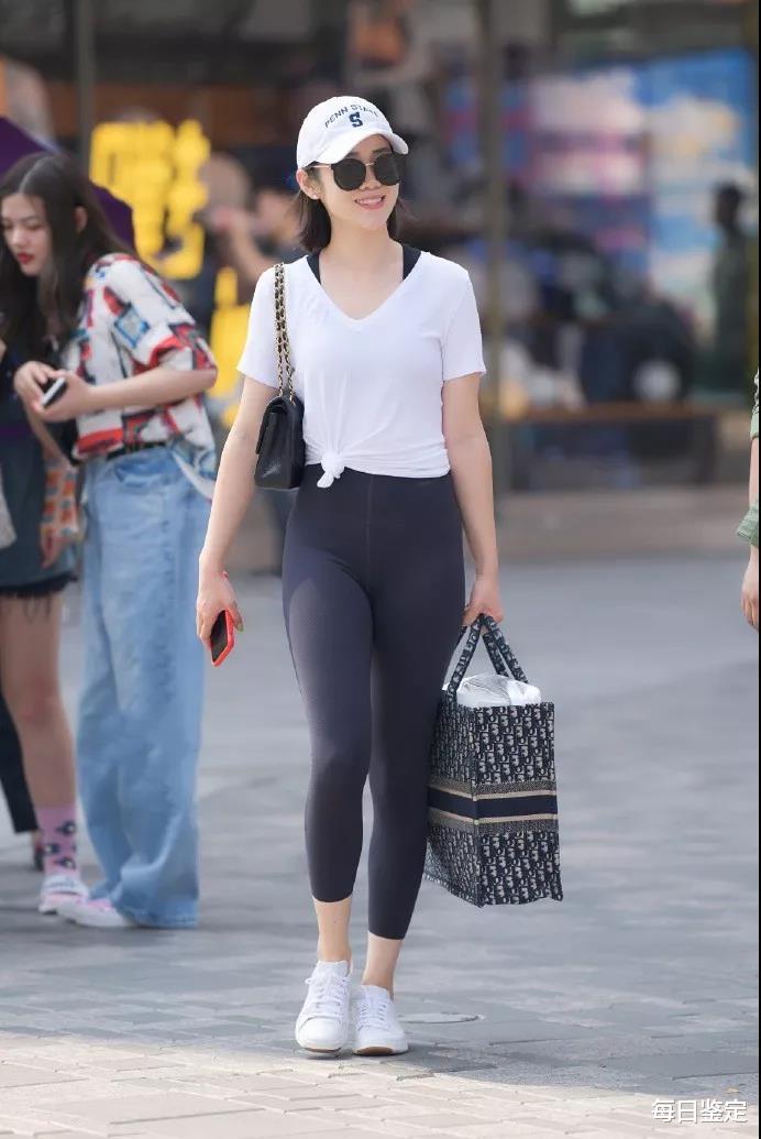 「穿衣搭配」短发美女穿搭白色短袖贴身弹力裤，简单大方又耐看