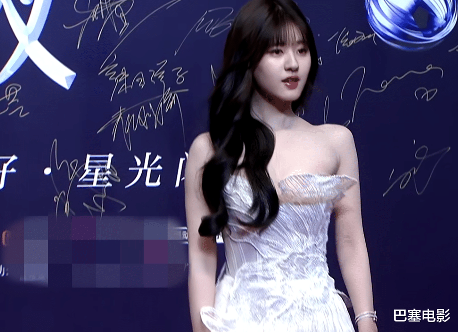 戚薇|红毯高清镜头女明星全露怯，国际章也扛不住，张萌戚薇脸太吓人