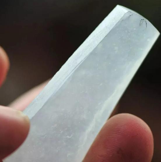 雕刻|冰种翡翠的小片料，玉雕师设计雕刻后，成品让人垂涎欲滴