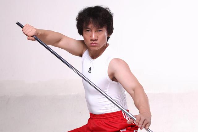 成龙|他不是成龙却神似成龙，拒绝与成龙合照，却备受成家班尊敬