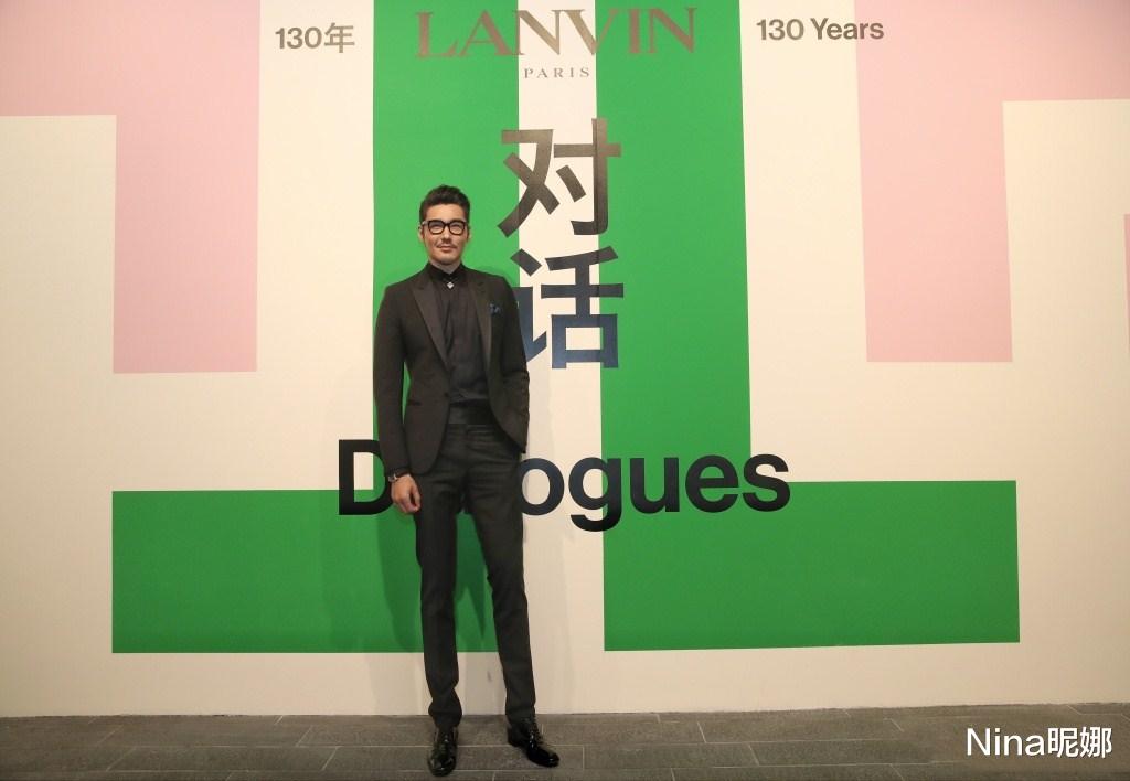胡兵▲胡兵罕见上综艺真自信，189cm穿西装配运动裤太抢镜，心疼180李晨