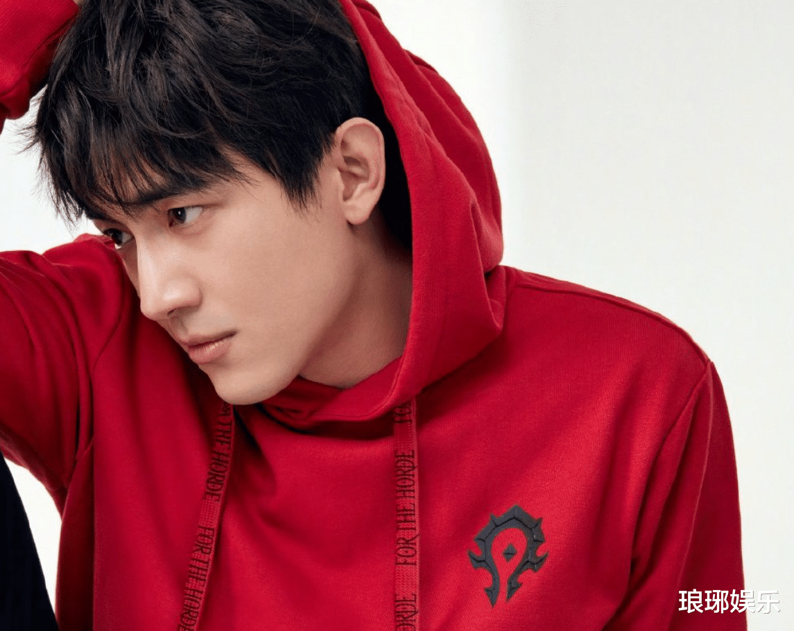 林更新|林更新拍戏被偶遇,路人随手一拍曝光生图,32岁的状态是认真的吗