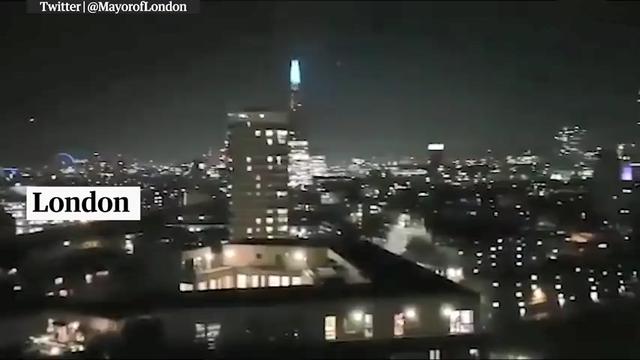 英国@昨夜这一幕感动全英国：数百万民众在家门口鼓掌感谢医护人员