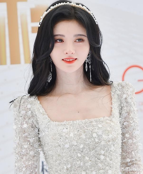 鞠婧祎|鞠婧祎发通稿刘亦菲来营销自己的美，怕是忘了整容前旧照全网疯传