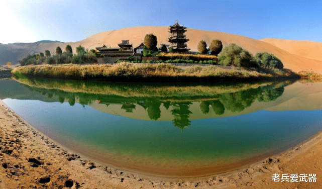 「月牙泉」中国人称是“沙漠第一泉”的奇景,如今靠人工“续命”!